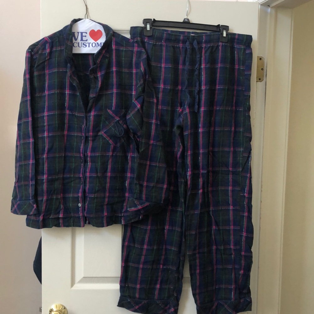Victoria’s Secret flannel maternity pajamas. Excellent condition.